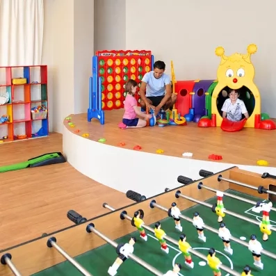 Enfant et animateur jouant au puissance quatre géant dans le club enfant du Djerba Resort.