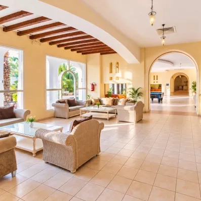 Interieur du lobby avec des fauteuils comfortable de l'hotel Djerba Resort