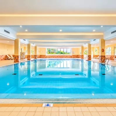 Grande piscine intérieure chauffée aux eaux turquoise pour se détendre au Djerba Resort en Tunisie.