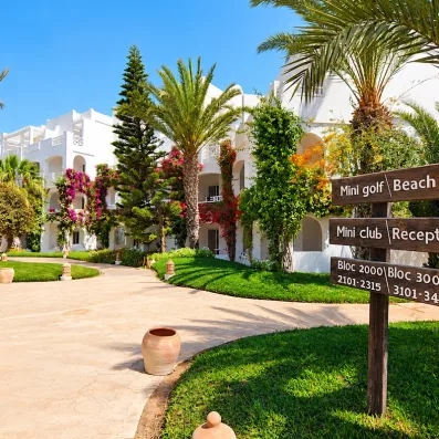 vue interieur, avec des arbres et indications du complexe hotelier du Djerba Resort
