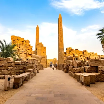 Allée centrale du temple de Karnak avec ses obélisques massifs, monument historique majeur à Louxor, Égypte.