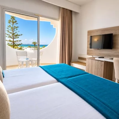 Vue sur la terasse, le jardin et la mer, depuis la chambre de l'hotel Helya Beach à Monastir en Tunisie