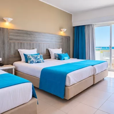 Belle vue d'une chambre triple moderne, lumineuse à l'hotel Helya Beach à Monastir en Tunisie