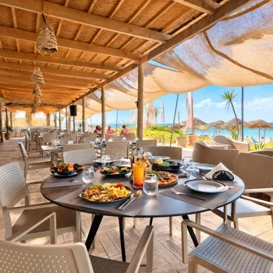 Restaurant avec des chaises et tables moderne, ouvert à l'hotel Helya Beach à Monastir en Tunisie