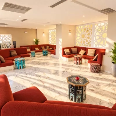 Salon avec canapés rouge, inspiration des intérieurs tunisiens à l'hotel Helya Beach à Monastir en Tunisie