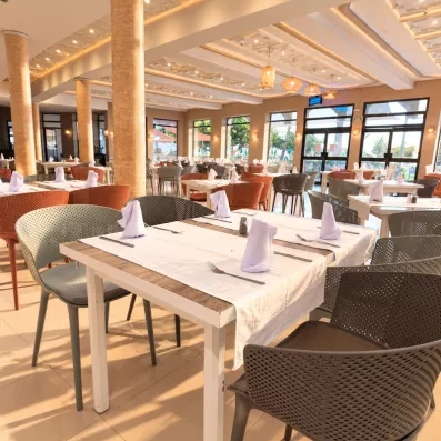 Restaurant lumineux avec des chaises, tables à l'hotel Helya Beach à Monastir en Tunisie