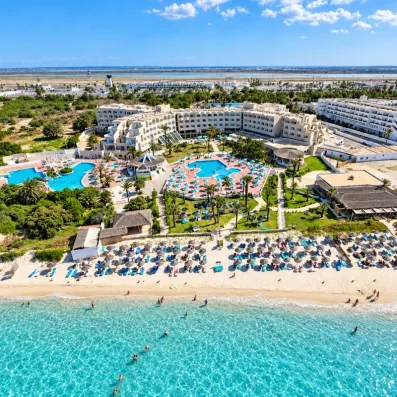 Vue aérienne du complexe avec les piscines, la mer de l'hotel Helya Beach à Monastir en Tunisie