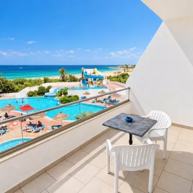 Vue sur la piscine, les transats, la mer depuis la chambre à l'hotel Helya Beach à Monastir en Tunisie