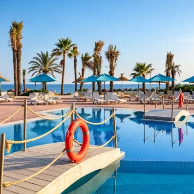 Belle vue en début de matinée de la piscine de l'hotel Helios Beach à Monastir en Tunisie