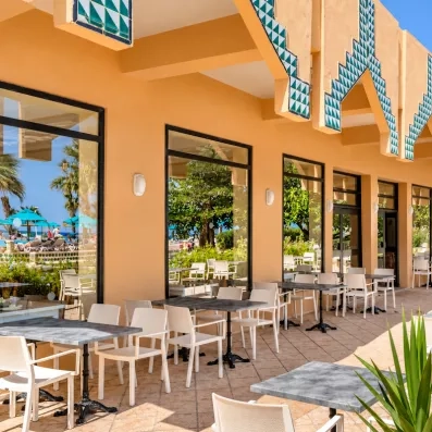 Restaurant, avec de belles mosaiques en exterieure à l'hotel Helya Beach à Monastir en Tunisie