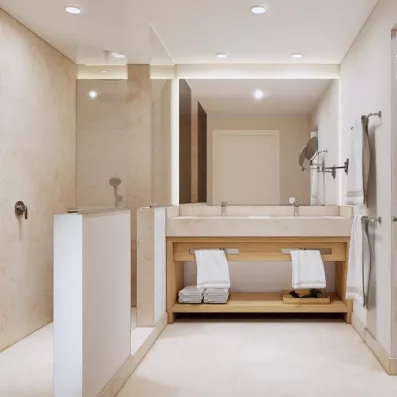 salle de bain avec douche, lavabo et serviette de toilette