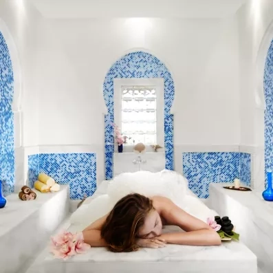 Femme profitant d'un soin au hammam traditionnel, spa de luxe au Jaz Aquamarine Resort Hurghada Égypte.
