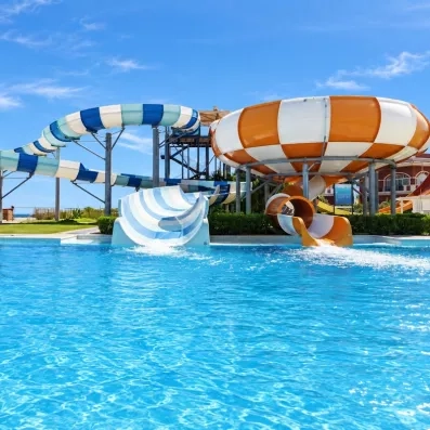 Parc aquatique avec grands toboggans colorés au Jaz Aquamarine Hurghada, vacances fun en famille en Égypte.