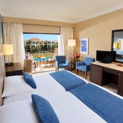 Chambre spacieuse avec lits jumeaux et vue sur piscine, hôtel familial Jaz Aquamarine, Hurghada