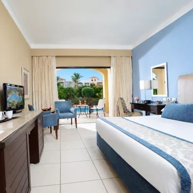 Chambre spacieuse avec lits double et balcon avec vue sur piscine