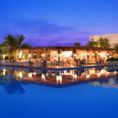 Bar de piscine illuminé au crépuscule, complexe hôtelier Jaz Aquamarine 5* luxe, Hurghada, Égypte.
