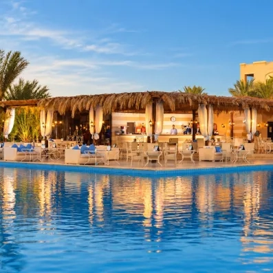 Bar de plage avec toit de chaume au bord de l'eau, vacances détente, Hurghada.