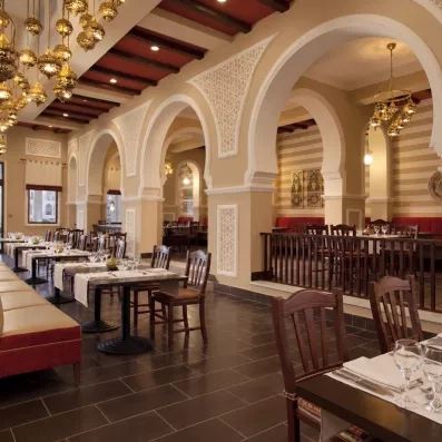 Restaurant traditionnel avec arches orientales au Jaz Aquamarine 5*, Hurghada, immersion culturelle et gastronomie égyptienne.