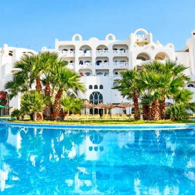 piscine et bâtiment hôtel