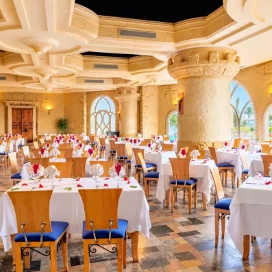grande salle de restaurant intérieur