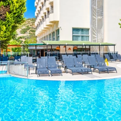 piscine extérieure avec transats 