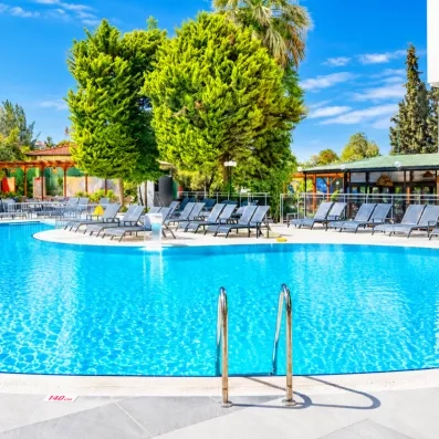 piscine extérieure de l'hôtel