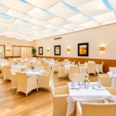 Salle de restaurant lumineuse sous verrière drapée blanche au Royal Thalassa Monastir