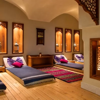 Salle de repos tamisée avec lits de relaxation et alcôves traditionnelles tunisiennes au Royal Thalassa Monastir.