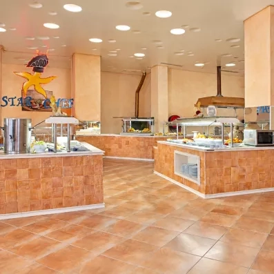 Espace buffet moderne avec stations de cuisine en direct et choix de plats variés au Safira Palms.