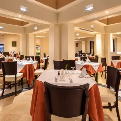 Restaurant à la carte La Rotonde proposant une ambiance feutrée et gastronomique à Djerba.