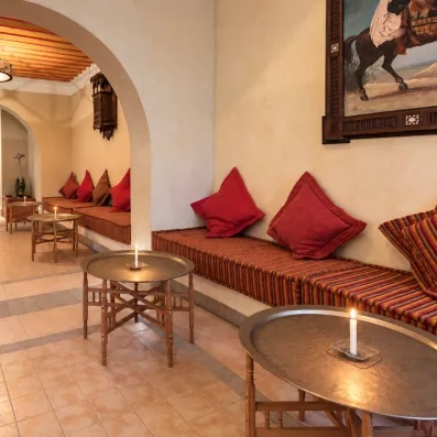 salon café maure avec canapés et oreillers rouges, décoration orientale au cesar thalasso a djerba