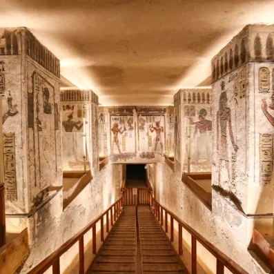 Couloir décoré de hiéroglyphes colorés dans une tombe antique, voyage culturel à Louxor, Égypte.