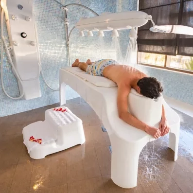 homme et douche sensorielle