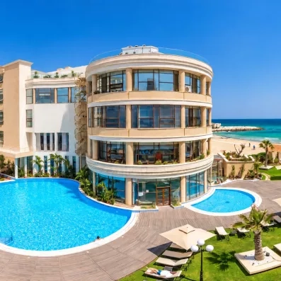 Vue de la piscine et de la mer