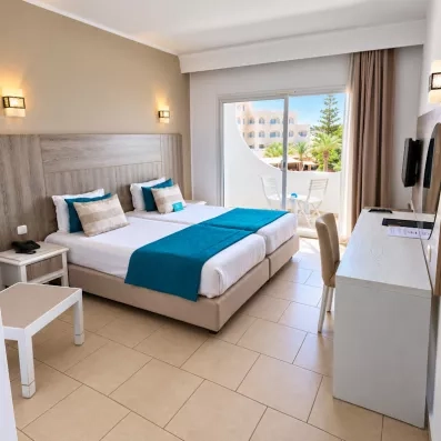 Chambre lumineuse  avec télévision, balcon, moderne à l'hotel Helios Beach à Monastir en Tunisie