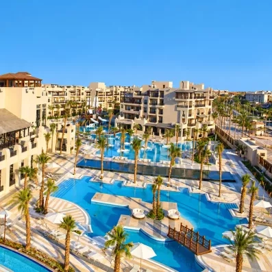 vue aérienne de l'hôtel Steigenberger Aqua Magic avec piscines palmiers à Hurghada en Egypte