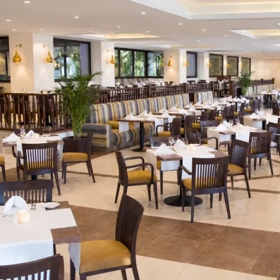 Restaurant buffet spacieux au Steigenberger Aqua Magic, formule All Inclusive pour un voyage gastronomique en Égypte.