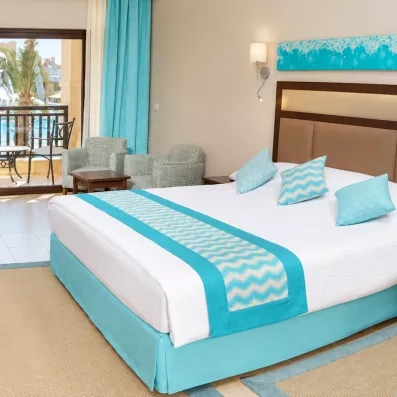 Chambre double supérieure avec balcon, décoration moderne turquoise au Steigenberger Aqua Magic Hurghada, Égypte.