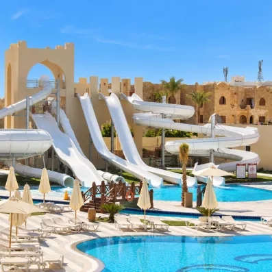 Parc aquatique avec toboggans géants, hôtel familial avec Aqua Park pour vacances en famille à Hurghada.
