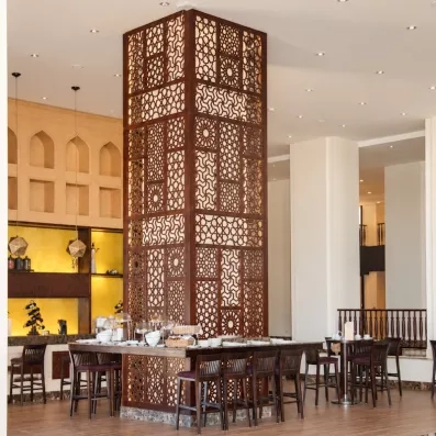 Bar design hôtel Steigenberger Égypte, lieu de détente pour voyage tout compris et séjour balnéaire.
