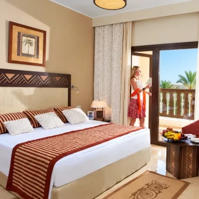Suite spacieuse avec vue mer, hébergement de luxe pour un voyage à Hurghada.