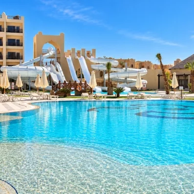 vue de bas de la piscine avec toboggans du Steigenberger Aqua Magic à Hurghada en Egypte