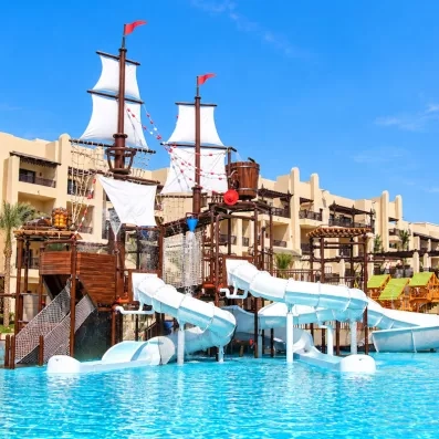 Parc aquatique pour enfants avec toboggans et jeux d'eau au Steigenberger Aqua Magic d'Hurghada.