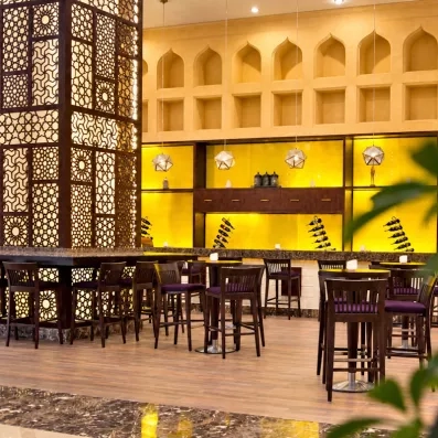 Bar lounge chic Steigenberger Hurghada, hôtellerie de luxe pour vacances détente et tourisme en Égypte.