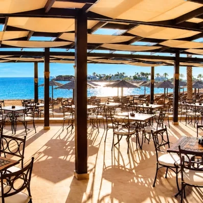 Restaurant de plage avec vue mer, dîner romantique au bord de la Mer Rouge à Hurghada.