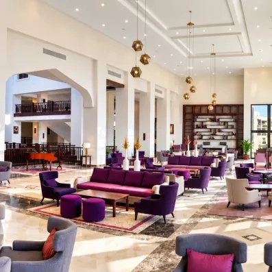 Bar lounge chic Steigenberger Hurghada, hôtellerie de luxe pour vacances détente et tourisme en Égypte.