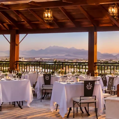 Restaurant panoramique en terrasse avec vue sur les montagnes, expérience culinaire de luxe au Steigenberger.