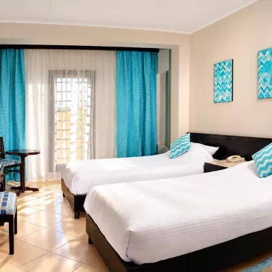 Chambre standard lits jumeaux, idéale pour un séjour pas cher en famille tout compris en Égypte.