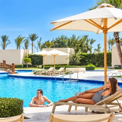 Grande piscine lagon et détente au complexe hôtelier Steigenberger Aqua Magic, vacances à Hurghada.