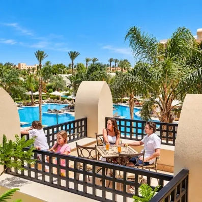 Terrasse privée avec vue sur la piscine, séjour familial tout compris dans un hôtel club 5 étoiles.